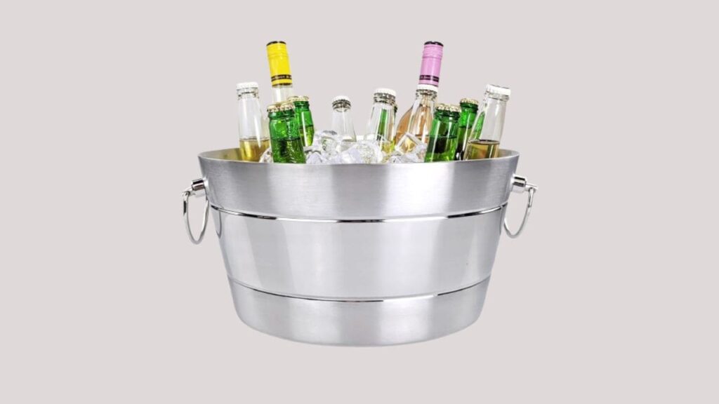 Hielera de acero inoxidable con bebidas frías — parte del kit fiesta completa para el 15 de septiembre disponible en Amazon México